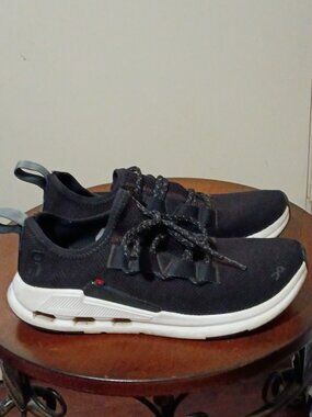 ON Running Cloudeasy Shoe Women’s Size 8 US Black White Walking 76.98441